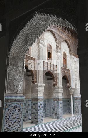 Madrasah cortile con arco in città, al-Attarine Madrasa, Fes el Bali, Fes, Marocco Foto Stock