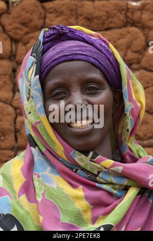 Donna musulmana con foulard leggero, primo piano, Ruanda Foto Stock