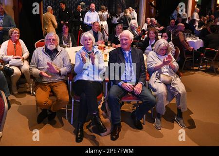 EGMOND AAN ZEE - pubblico durante la serata dei risultati della FVD per le elezioni del Consiglio Provinciale. ANP OLAF KRAAK paesi bassi OUT - belgio OUT Foto Stock