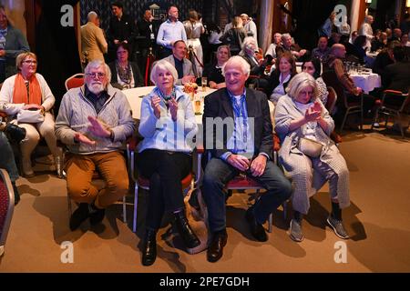 EGMOND AAN ZEE - pubblico durante la serata dei risultati della FVD per le elezioni del Consiglio Provinciale. ANP OLAF KRAAK paesi bassi OUT - belgio OUT Foto Stock