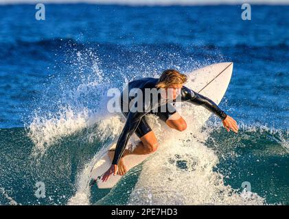 Il surfista cavalca un'onda vicino al South Beach Pavilion a Boca Raton Foto Stock