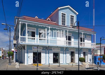 Negozio di souvenir e articoli da regalo in una casa coloniale nel Centro Historico, Città Vecchia di Puerto Plata, Repubblica Dominicana, Caraibi, America Centrale Foto Stock