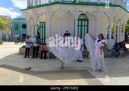 Gruppo locale di danza con musicisti per turisti, nel Parque Independenzia nel Centro storico, Città Vecchia di Puerto Plata, Repubblica Dominicana Foto Stock