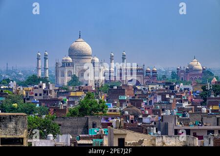 Taj Mahal visto da una finestra del Tajview Hotel ad Agra Foto Stock