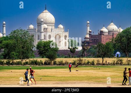 Giocare cricket di fronte al Taj Mahal in Agra Foto Stock