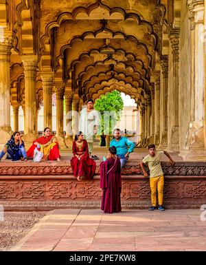 Famiglia indiana in visita al Diwan-i-Am, Hall of Public Audience nel Forte di Agra Foto Stock