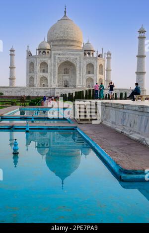 La struttura in marmo Makrana del Taj Mahal è sormontata da una cupola bulbosa e circondata da quattro minareti di uguale altezza Foto Stock