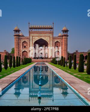 Il grande cancello Darwaza-i rauza separa il cortile interno e i giardini ed è l'unico vero ingresso al sito del Taj Mahal. Foto Stock