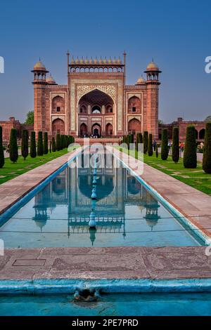 Riflessioni della porta principale del Taj Mahal Foto Stock