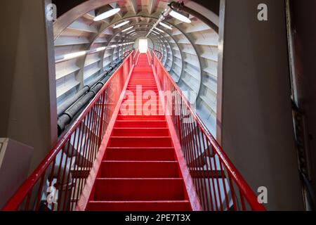 La scalinata ad un altro livello nell'Atomium Brussels, Belgio Foto Stock