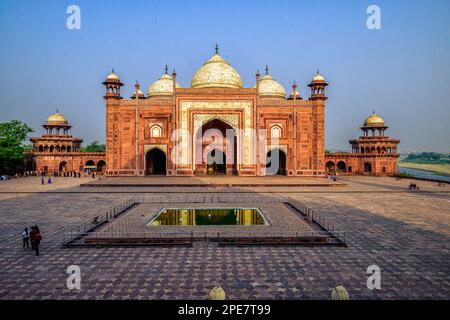 La moschea del Taj Mahal fu costruita perché, secondo la legge musulmana, qualsiasi mausoleo costruito dovrebbe essere accompagnato da una moschea Foto Stock