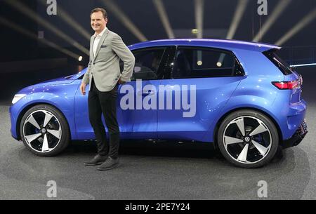 Amburgo, Germania. 15th Mar, 2023. Thomas Schäfer, presidente del consiglio di amministrazione del marchio Volkswagen Passenger Cars, membro del consiglio di amministrazione della Volkswagen AG e responsabile del Brand Group Volume, si trova accanto allo studio ID.2all sul palco del CCH (Congress Center Hamburg). Volkswagen ha mostrato un design per la piccola auto elettrica con cui il marchio principale del gruppo prevede di espandere la propria gamma ID verso il basso. La vettura (titolo di lavoro 'ID.2all') sarà lanciata entro il 2026, sarà più o meno delle dimensioni di un'attuale VW Polo e sarà prodotta in Spagna. Credit: Marcus Brandt/dpa/Alamy Live News Foto Stock
