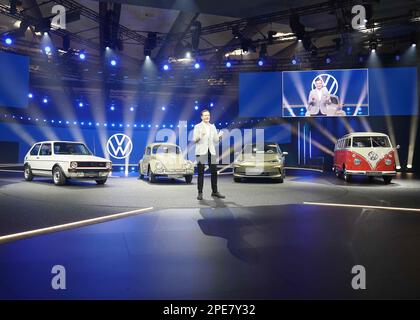 15 marzo 2023, Amburgo: Thomas Schäfer, presidente del consiglio di amministrazione del marchio Volkswagen Passenger Cars, membro del consiglio di amministrazione della Volkswagen AG e responsabile del Brand Group Volume, interviene sul palco del CCH (Congress Center Hamburg) durante la presentazione dello studio ID.2all. Volkswagen ha mostrato un design per la piccola auto elettrica con cui il marchio principale del gruppo prevede di espandere la propria gamma ID verso il basso. Il lancio della vettura (titolo operativo "ID.2all") è previsto per il 2026, è più o meno delle dimensioni di un'attuale VW Polo e sarà prodotta in Spagna. Foto: Marcus Brandt/dpa Foto Stock