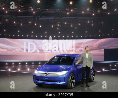 Amburgo, Germania. 15th Mar, 2023. Thomas Schäfer, presidente del consiglio di amministrazione del marchio Volkswagen Passenger Cars, membro del consiglio di amministrazione della Volkswagen AG e responsabile del Brand Group Volume, si trova accanto allo studio ID.2all sul palco del CCH (Congress Center Hamburg). Volkswagen ha mostrato un design per la piccola auto elettrica con cui il marchio principale del gruppo prevede di espandere la propria gamma ID verso il basso. La vettura (titolo di lavoro 'ID.2all') sarà lanciata entro il 2026, sarà più o meno delle dimensioni di un'attuale VW Polo e sarà prodotta in Spagna. Credit: Marcus Brandt/dpa/Alamy Live News Foto Stock