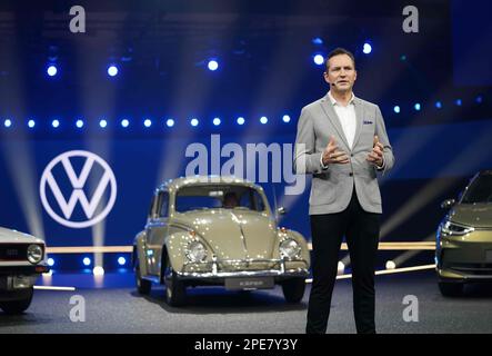 15 marzo 2023, Amburgo: Thomas Schäfer, presidente del consiglio di amministrazione del marchio Volkswagen Passenger Cars, membro del consiglio di amministrazione della Volkswagen AG e responsabile del Brand Group Volume, interviene sul palco del CCH (Congress Center Hamburg) durante la presentazione dello studio ID.2all. Volkswagen ha mostrato un design per la piccola auto elettrica con cui il marchio principale del gruppo prevede di espandere la propria gamma ID verso il basso. Il lancio della vettura (titolo operativo "ID.2all") è previsto per il 2026, è più o meno delle dimensioni di un'attuale VW Polo e sarà prodotta in Spagna. Foto: Marcus Brandt/dpa Foto Stock