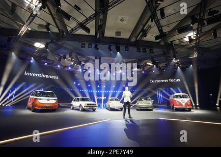 15 marzo 2023, Amburgo: Thomas Schäfer, presidente del consiglio di amministrazione del marchio Volkswagen Passenger Cars, membro del consiglio di amministrazione della Volkswagen AG e responsabile del Brand Group Volume, interviene sul palco del CCH (Congress Center Hamburg) durante la presentazione dello studio ID.2all. Volkswagen ha mostrato un design per la piccola auto elettrica con cui il marchio principale del gruppo prevede di espandere la propria gamma ID verso il basso. Il lancio della vettura (titolo operativo "ID.2all") è previsto per il 2026, è più o meno delle dimensioni di un'attuale VW Polo e sarà prodotta in Spagna. Foto: Marcus Brandt/dpa Foto Stock