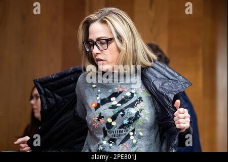 Washington, Stati Uniti. 15th Mar, 2023. STATI UNITI Il senatore Kyrsten Sinema (i-AZ) arriva per un'audizione della Commissione per la sicurezza interna e gli affari governativi del Senato al Campidoglio degli Stati Uniti. Credit: SOPA Images Limited/Alamy Live News Foto Stock