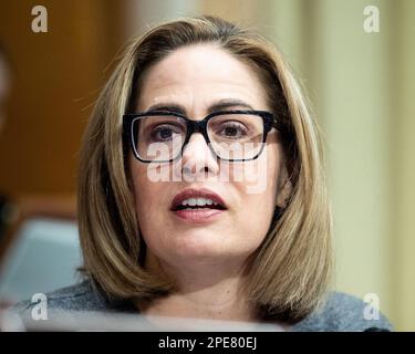 Washington, Stati Uniti. 15th Mar, 2023. STATI UNITI Il senatore Kyrsten Sinema (i-AZ) interviene in un'audizione del Senato Homeland Security and Governmental Affairs Committee presso il Campidoglio degli Stati Uniti. Credit: SOPA Images Limited/Alamy Live News Foto Stock