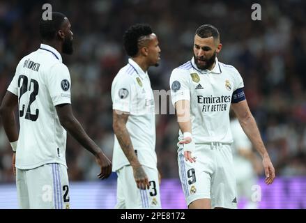 Antonio Rudiger (a sinistra) e Karim Benzema (a destra) del Real Madrid durante il round della UEFA Champions League di sedici partite di seconda tappa allo stadio Santiago Bernabeu di Madrid. Data immagine: Mercoledì 15 marzo 2023. Foto Stock