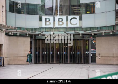 Londra, Regno Unito - 15 marzo 2023: Le linee del picket si sono formate fuori degli uffici della BBC a Londra mentre il NUJ è in disputa sui tagli alla radio locale. I membri NUJ che lavorano in tutta l'Inghilterra per BBC Local partecipano a uno sciopero di 24 ore, che influisce sulla copertura del budget. Credit: Sinai Noor/Alamy Live News Foto Stock