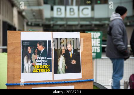 Londra, Regno Unito - 15 marzo 2023: Le linee del picket si sono formate fuori degli uffici della BBC a Londra mentre il NUJ è in disputa sui tagli alla radio locale. I membri NUJ che lavorano in tutta l'Inghilterra per BBC Local partecipano a uno sciopero di 24 ore, che influisce sulla copertura del budget. Credit: Sinai Noor/Alamy Live News Foto Stock