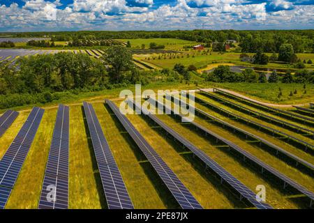 Terreno agricolo convertito in solare a Lapeer, Michigan, USA Foto Stock
