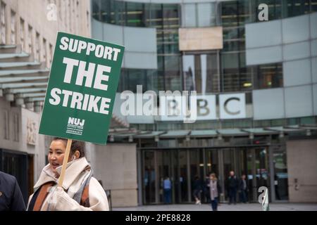 Londra, Regno Unito - 15 marzo 2023: Le linee del picket si sono formate fuori degli uffici della BBC a Londra mentre il NUJ è in disputa sui tagli alla radio locale. I membri NUJ che lavorano in tutta l'Inghilterra per BBC Local partecipano a uno sciopero di 24 ore, che influisce sulla copertura del budget. Credit: Sinai Noor/Alamy Live News Foto Stock