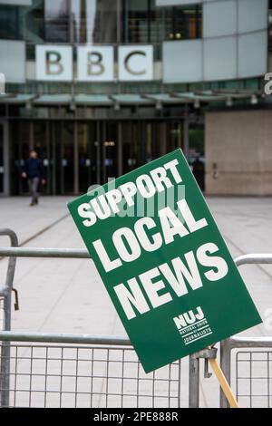 Londra, Regno Unito - 15 marzo 2023: Le linee del picket si sono formate fuori degli uffici della BBC a Londra mentre il NUJ è in disputa sui tagli alla radio locale. I membri NUJ che lavorano in tutta l'Inghilterra per BBC Local partecipano a uno sciopero di 24 ore, che influisce sulla copertura del budget. Credit: Sinai Noor/Alamy Live News Foto Stock