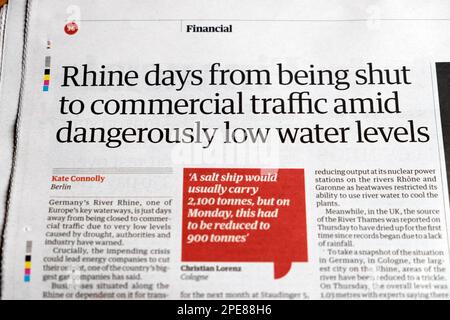 "Rhine Days from being shut to commercial traffico in mezzo pericolosamente bassi livelli di acqua" Guardian giornale articolo finanziario titolo nel 6 agosto 2022 Regno Unito Foto Stock