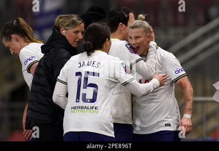 Bethany England (a destra) di Tottenham Hotspur festeggia con i compagni di squadra e il manager Vicky Jepson dopo aver segnato il primo gol della partita durante la partita della Super League femminile di Barclays a Brisbane Road, Londra. Data immagine: Mercoledì 15 marzo 2023. Foto Stock