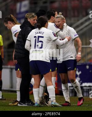 Bethany England (a destra) di Tottenham Hotspur festeggia con i compagni di squadra e il manager Vicky Jepson dopo aver segnato il primo gol della partita durante la partita della Super League femminile di Barclays a Brisbane Road, Londra. Data immagine: Mercoledì 15 marzo 2023. Foto Stock