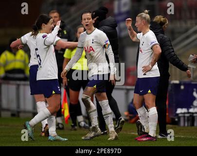 Il Bethany England di Tottenham Hotspur (a destra) festeggia con i compagni di squadra dopo aver segnato il primo gol della partita durante la partita della Super League femminile di Barclays a Brisbane Road, Londra. Data immagine: Mercoledì 15 marzo 2023. Foto Stock