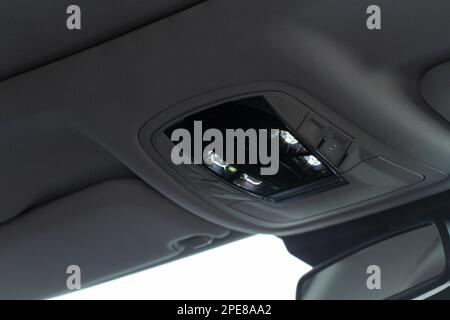 Immagine ravvicinata del pulsante SOS e della plafoniera di un'auto Foto  stock - Alamy