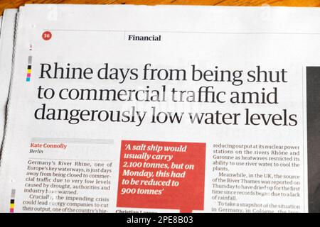 "Rhine Days from being shut to commercial traffico in mezzo pericolosamente bassi livelli di acqua" Guardian giornale articolo finanziario titolo nel 6 agosto 2022 Regno Unito Foto Stock