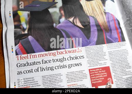 Università 'i laureati affrontano le scelte dure mentre il costo della crisi vivente cresce' Guardian giornale articolo headline istruzione clipping agosto 2022 Londra UK Foto Stock