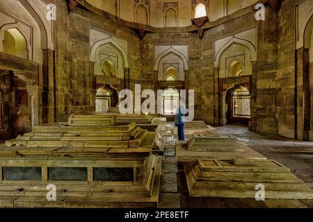 Posto all'interno della camera delle tombe, composta da sei tombe, del mausoleo Isa Khan Niyazi, parte del complesso delle tombe di Humayun a Delhi, India. Foto Stock