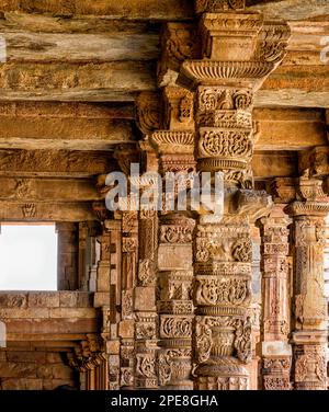 Particolare sulle colonne indù nella Moschea di Quwwat-ul-Islam, che sono state saccheggiato da 27 templi indù e Jain durante la costruzione della Moschea Foto Stock