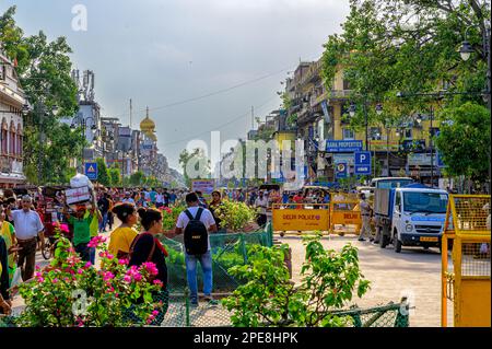 La folla cammina lungo Chandni Chowk Road nel mercato Chandni Chowk della vecchia Delhi Foto Stock