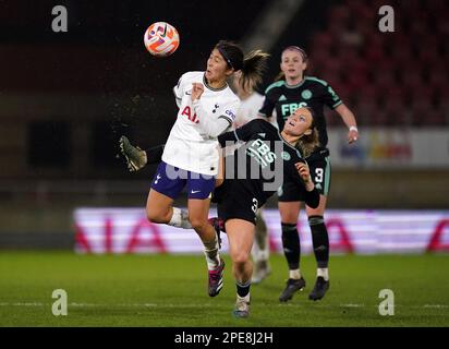 Mana Iwabuchi di Tottenham Hotspur (a sinistra) e Ruby Mace di Leicester City combattono per la palla durante la partita della Super League delle donne di Barclays a Brisbane Road, Londra. Data immagine: Mercoledì 15 marzo 2023. Foto Stock