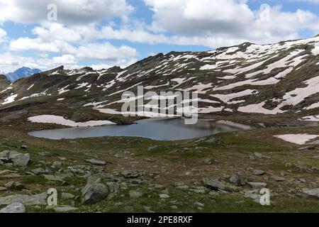 Vista sul lago di montagna di Dziule in Val d'Aosta Foto Stock