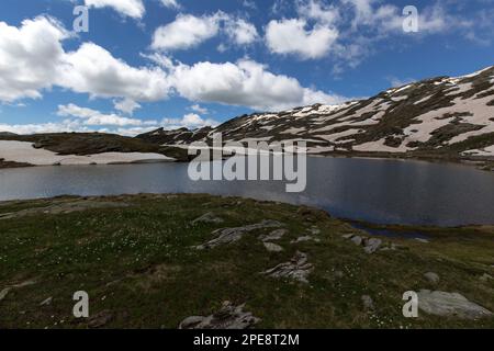 Vista sul lago di montagna di Dziule in Val d'Aosta Foto Stock