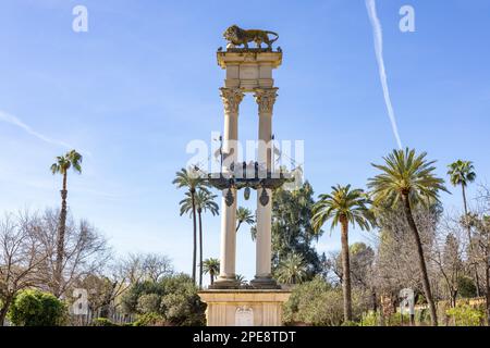 Il monumento di Colombo si trova sul Paseo de Catalina de Ribera, Siviglia, Andalusia, Spagna. Fu costruito con un abbonamento popolare e fu posato nel 192 Foto Stock