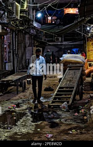 Le strade secondarie del mercato delle spezie di Khari Baoli del mercato Chandni Chowk nella Vecchia Delhi, di notte Foto Stock