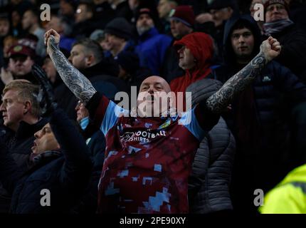 Un fan di Burnley mostra il proprio sostegno durante la partita del campionato Sky Bet al MKM Stadium, Hull. Data immagine: Mercoledì 15 marzo 2023. Foto Stock