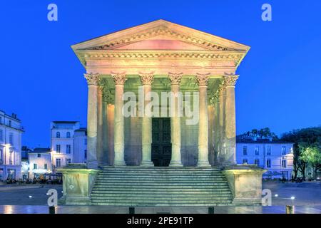 Maison carrée a Nîmes, nel sud della Francia, è uno dei templi romani più ben conservati in esistenza, risalente all'anno 2 d.C., originariamente dedicato Foto Stock