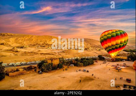 Bollature ad aria calda che si alzano di mattina presto dalla posizione della mongolfiera sulla riva ovest a Luxor Foto Stock