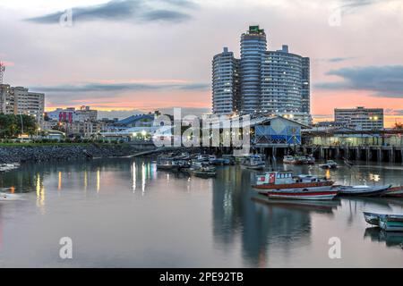 Tramonto sulla Baia di Panama con il famoso Mercado de Mariscos (mercato del pesce) e l'edificio di appartamenti con vista sulla baia di PH. Foto Stock