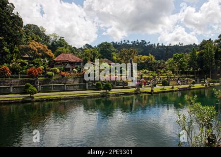 Il Tirta Gangga Watergarden è un ex palazzo reale nella parte orientale di Bali, Indonesia, con numerose fontane e tradizionali statue balinesi Foto Stock
