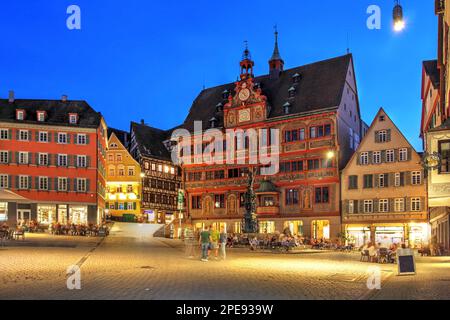 Serata estiva a Marktplatz (Piazza del mercato) nella città universitaria di Tübingen, nella regione tedesca di Baden-Württemberg, con il municipio (Rathaus) Foto Stock