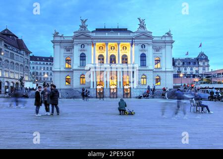 Sechseläutenplatz con il Teatro dell'Opera di Zürich 1891 edificio neoclassico. La scena cattura una serata durante il Pandemic Covid nel mese di aprile 2021, quando, du Foto Stock